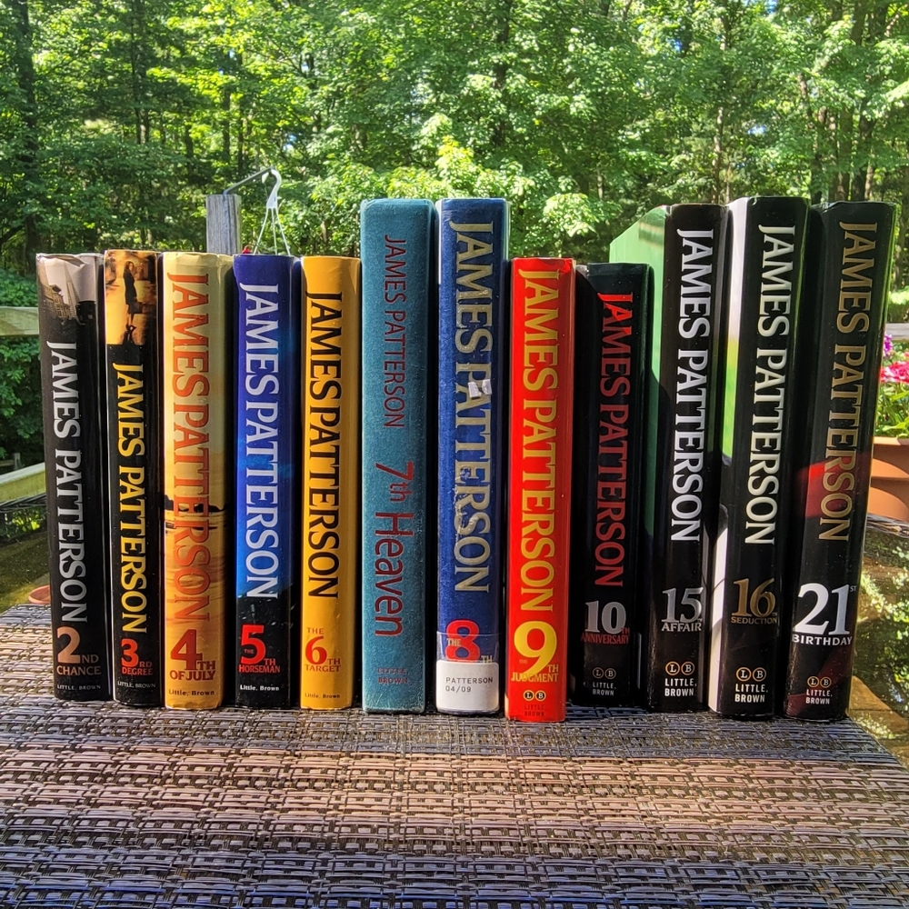 Lot of 12 James Patterson, Women's Murder Club series books.